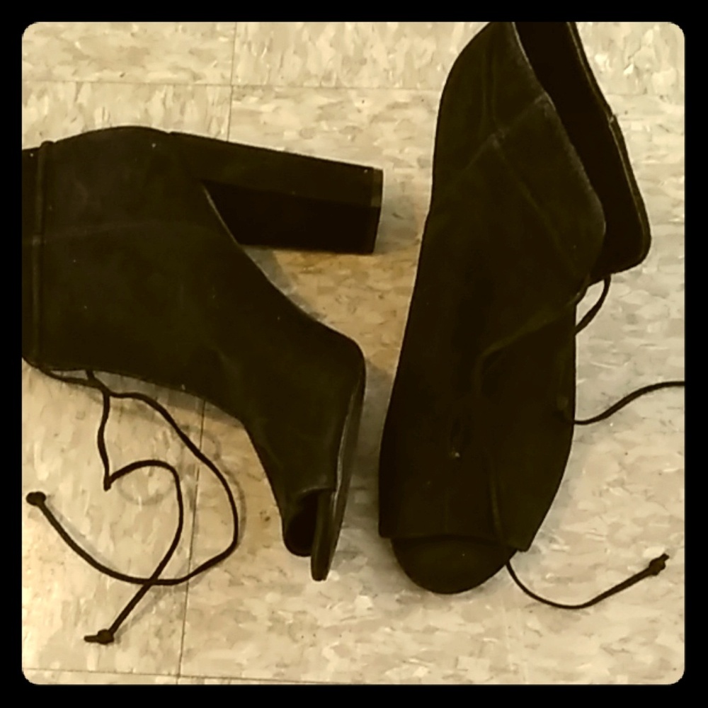 Penny loves Kenny size 8 1/2 open toe tie boots